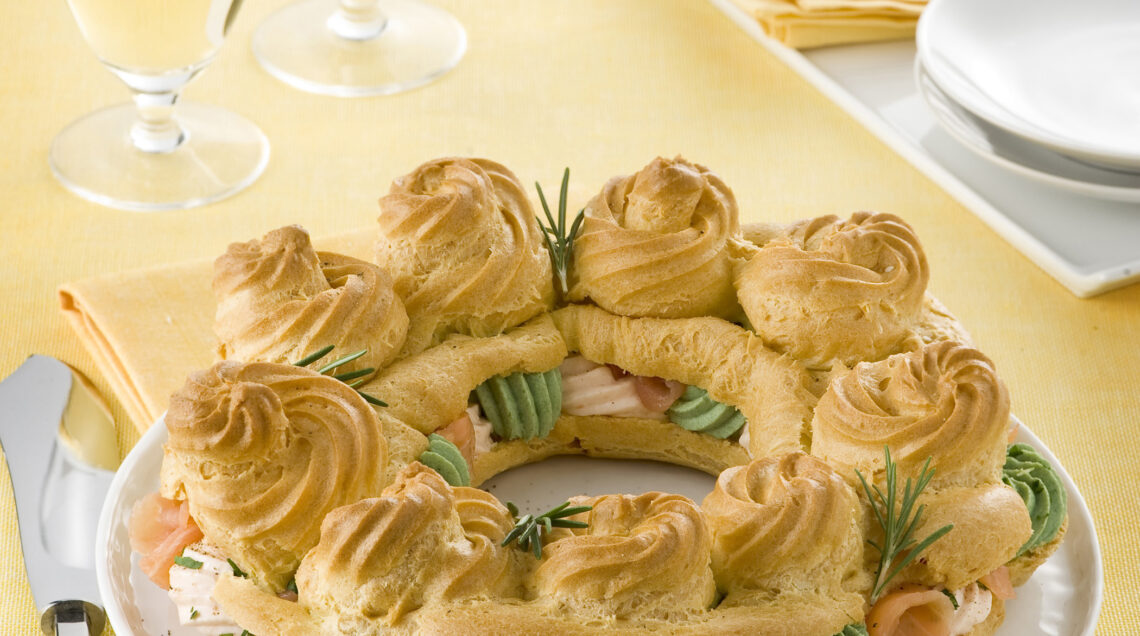 corona di pasta farcita con crema di formaggio