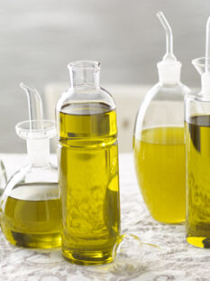 Olio extravergine di oliva. Ottimo emolliente particolarmente indicato per le pelli secche, ma perfetto anche per quelle grasse poiché il suo ph acido aiuta a normalizzare le secrezioni sebacee.