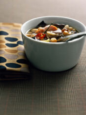 zuppa di legumi con pinoli, uvetta e radicchio