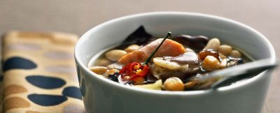 zuppa di legumi con pinoli, uvetta e radicchio