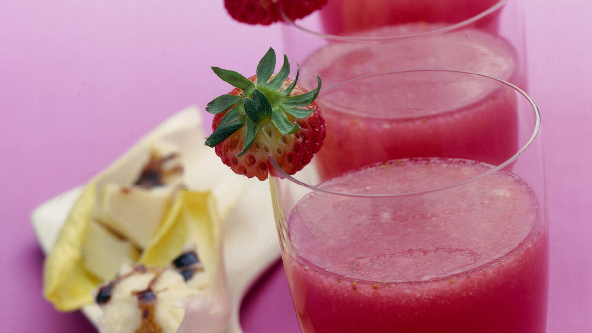 Vino rosso e fragole con grana al balsamico