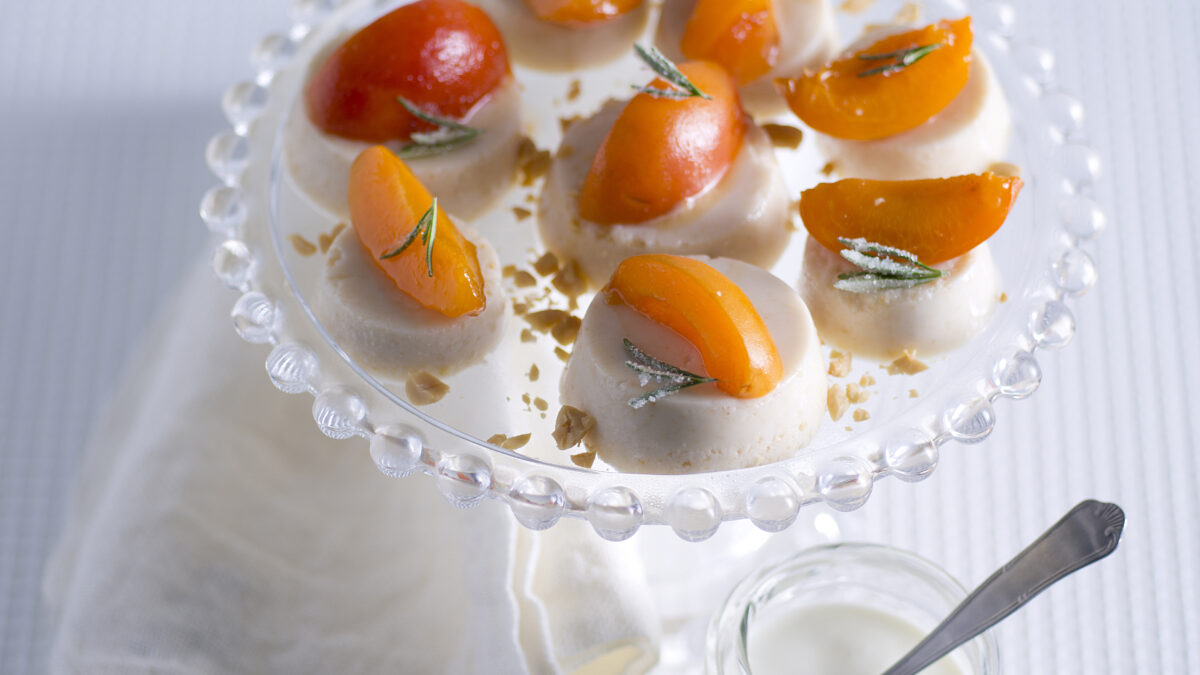 Tartellette di arachidi con albicocche al rosmarino