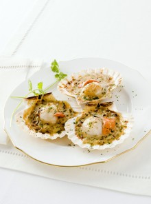 Il gratin di capesante allo scalogno con salsa al coriandolo