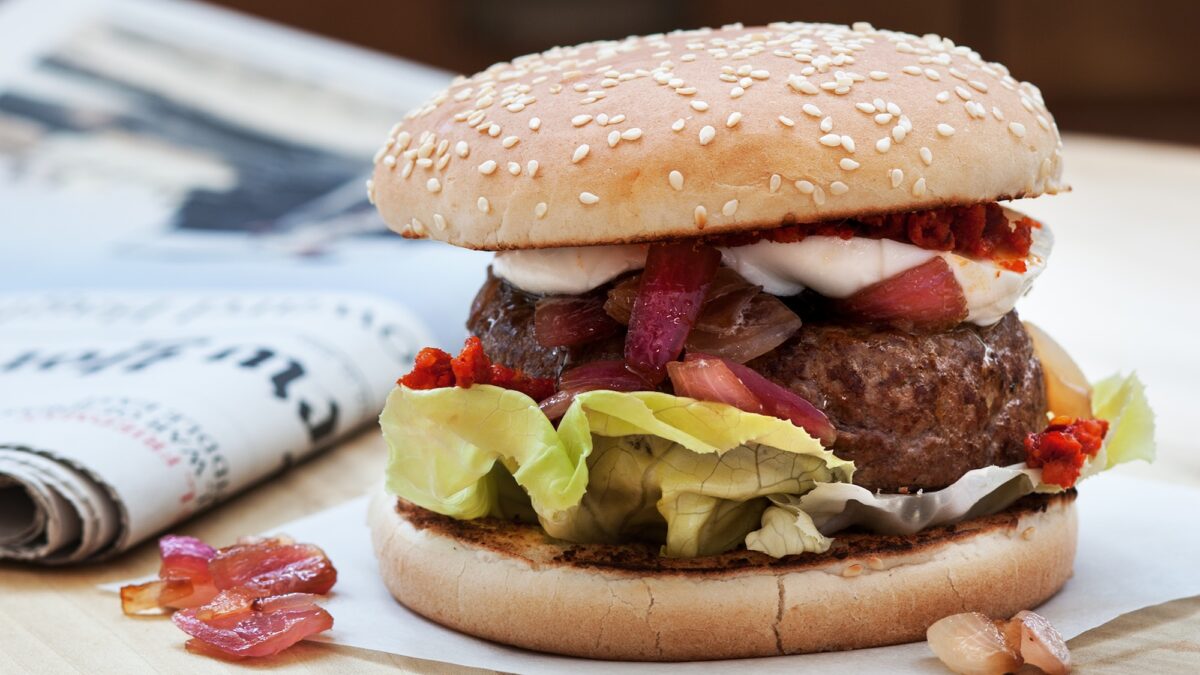 Hamburger di manzo con cipolle caramellate, ‘nduja e bufala