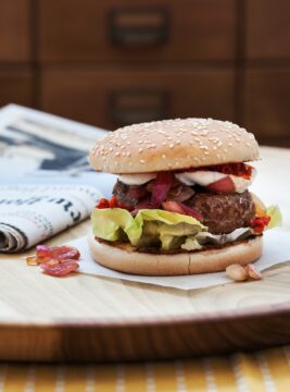 Hamburger di manzo con cipolle caramellate, 'nduja e bufala