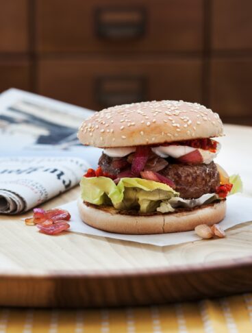 Hamburger di manzo con cipolle caramellate, 'nduja e bufala