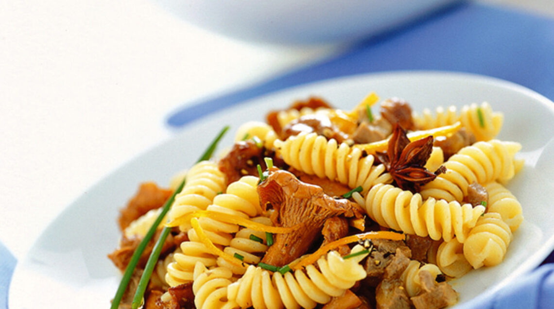 Fusilli con sugo d'anatra all'arancia e finferli
