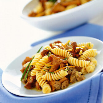 Fusilli con sugo d'anatra all'arancia e finferli