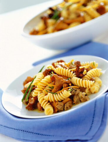 Fusilli con sugo d'anatra all'arancia e finferli