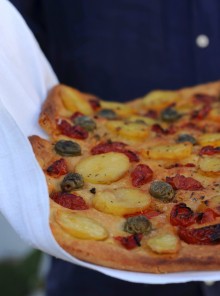 Focaccia Barese con mezzi pomodorini, patate, olive verdi e origano