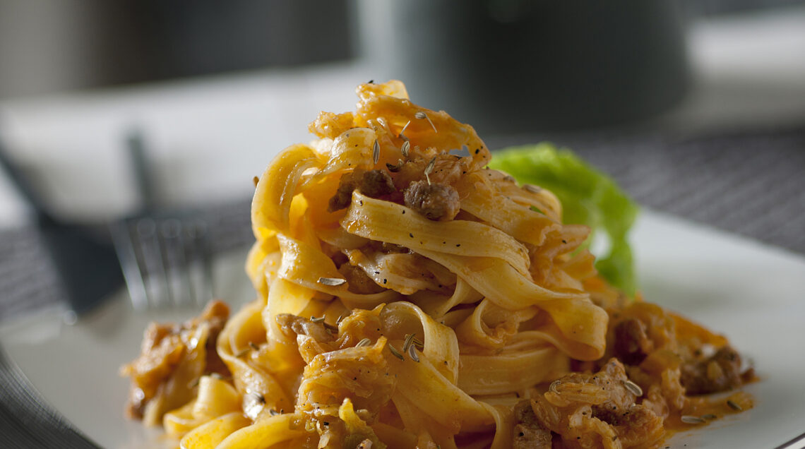 Fettuccine di mais al ragù di brasato e verze