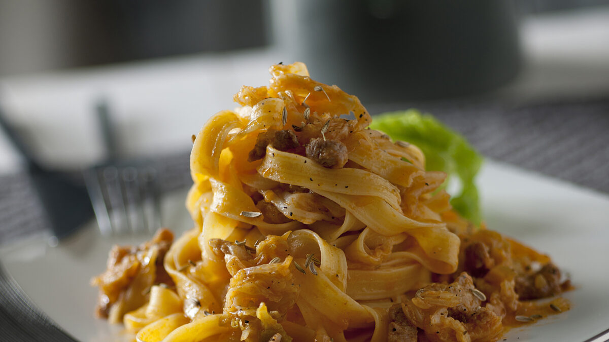 Fettuccine di mais al ragù di brasato e verze