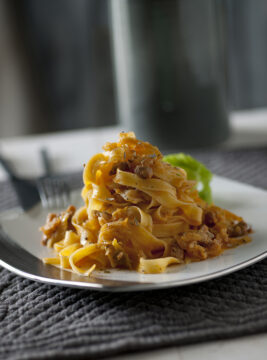 Fettuccine di mais al ragù di brasato e verze