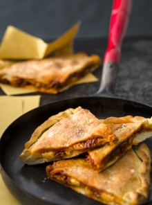 Pitta con acciughe, 'nduja e caciocavallo