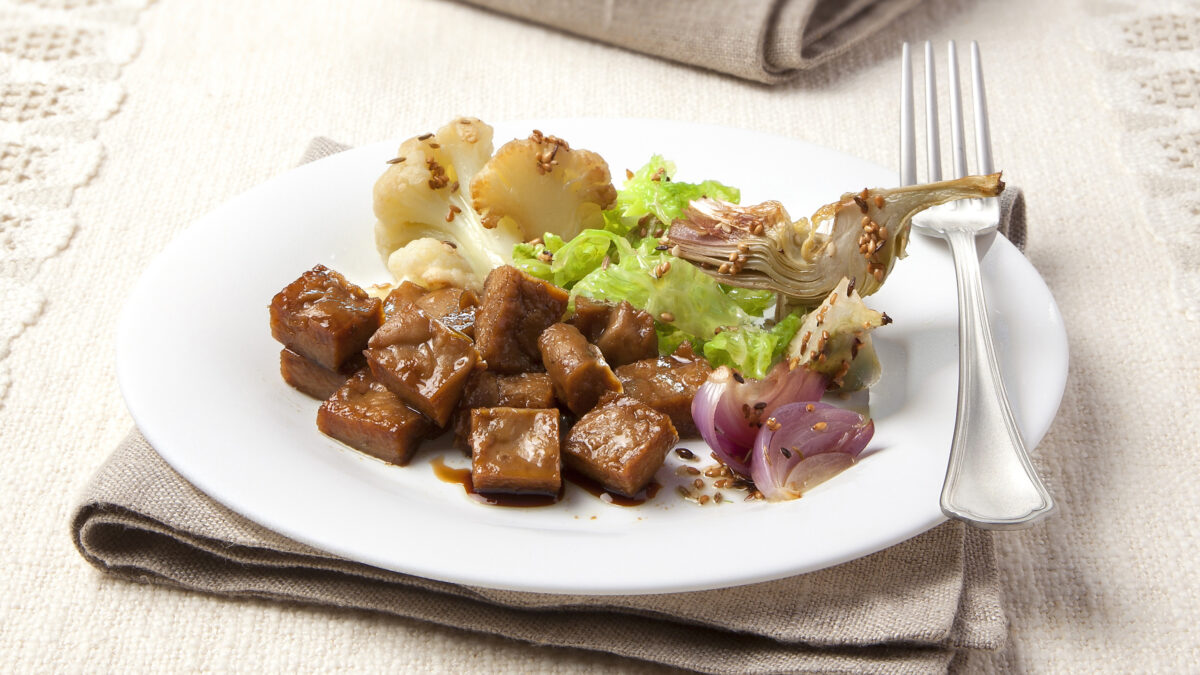 Seitan speziato con verdure e salsa di soia
