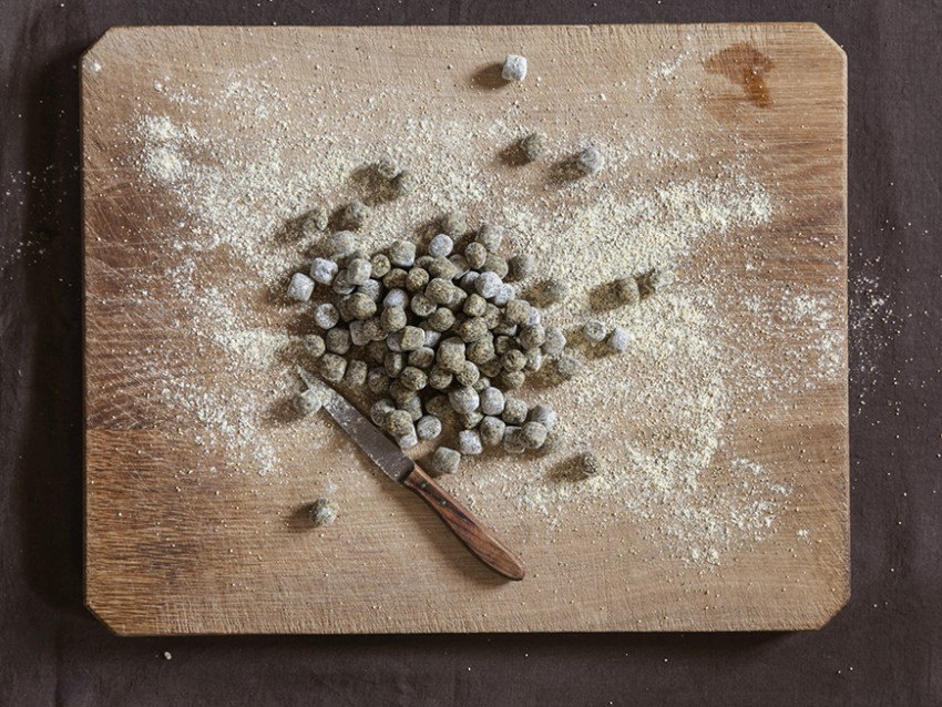 gnocchetti di farina di ceci neri e grano con sugo di peperoni secchi e cicoria Sale&Pepe preparazione