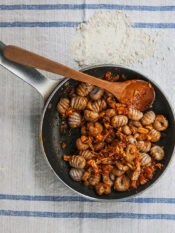 gnocchi di castagne e ricotta al ragù di coniglio Sale&Pepe ricetta