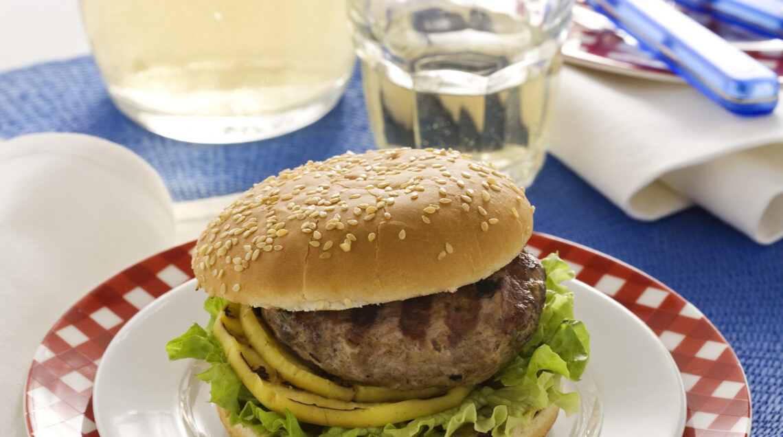 hamburger con mele e verdure nel panino Sale&Pepe