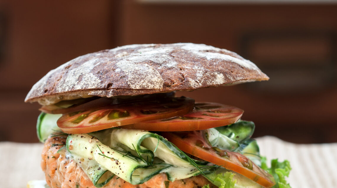 Hamburger di salmone alle erbe con pomodori e yogurt greco Sale&Pepe