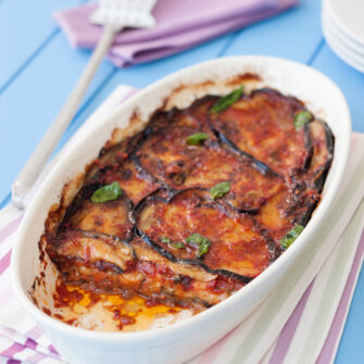 Terrina di parmigiana di melanzane su canovaccio