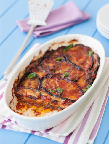 Terrina di parmigiana di melanzane su canovaccio