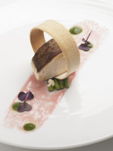 Ricciola arrosto con asparagi e riduzione di Campari e crostino pane. Foto: Paolo Picciotto