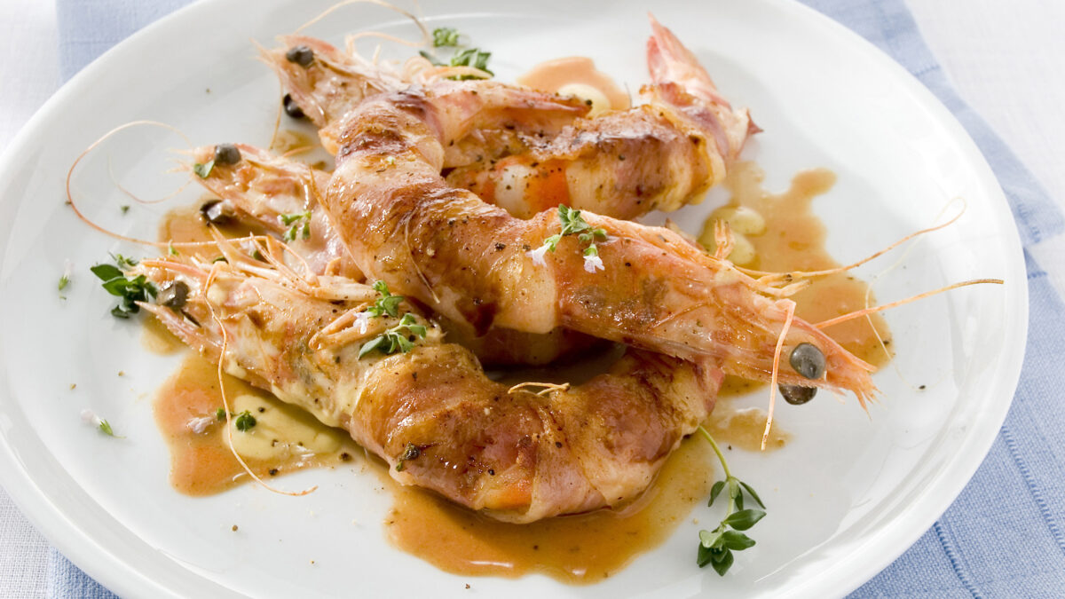 Gamberoni al lardo scottati in padella con salsina al brandy