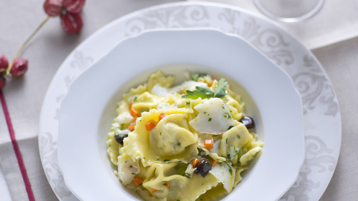 Tortelloni di patate ai carciofi e ragù di baccalà