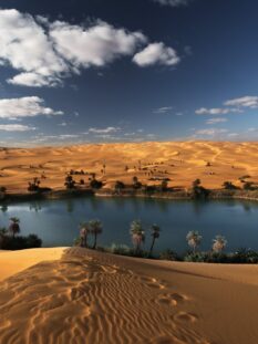 Libia, l'oasi di Umm Al-Maa Lake è nascosta tra le dune del deserto