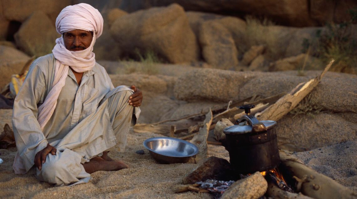 Algeria, La maggior parte della popolazione algerina Ã¨ composta da una base etnica berbera. In questa foto, un uomo sta cucinando in un campo