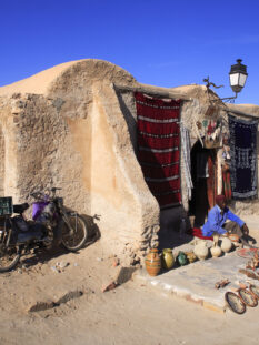 Tunisia, un mercato turistico a Medenina, città nota per i suoi antichi granai
