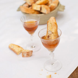 biscottini di prato con il vino