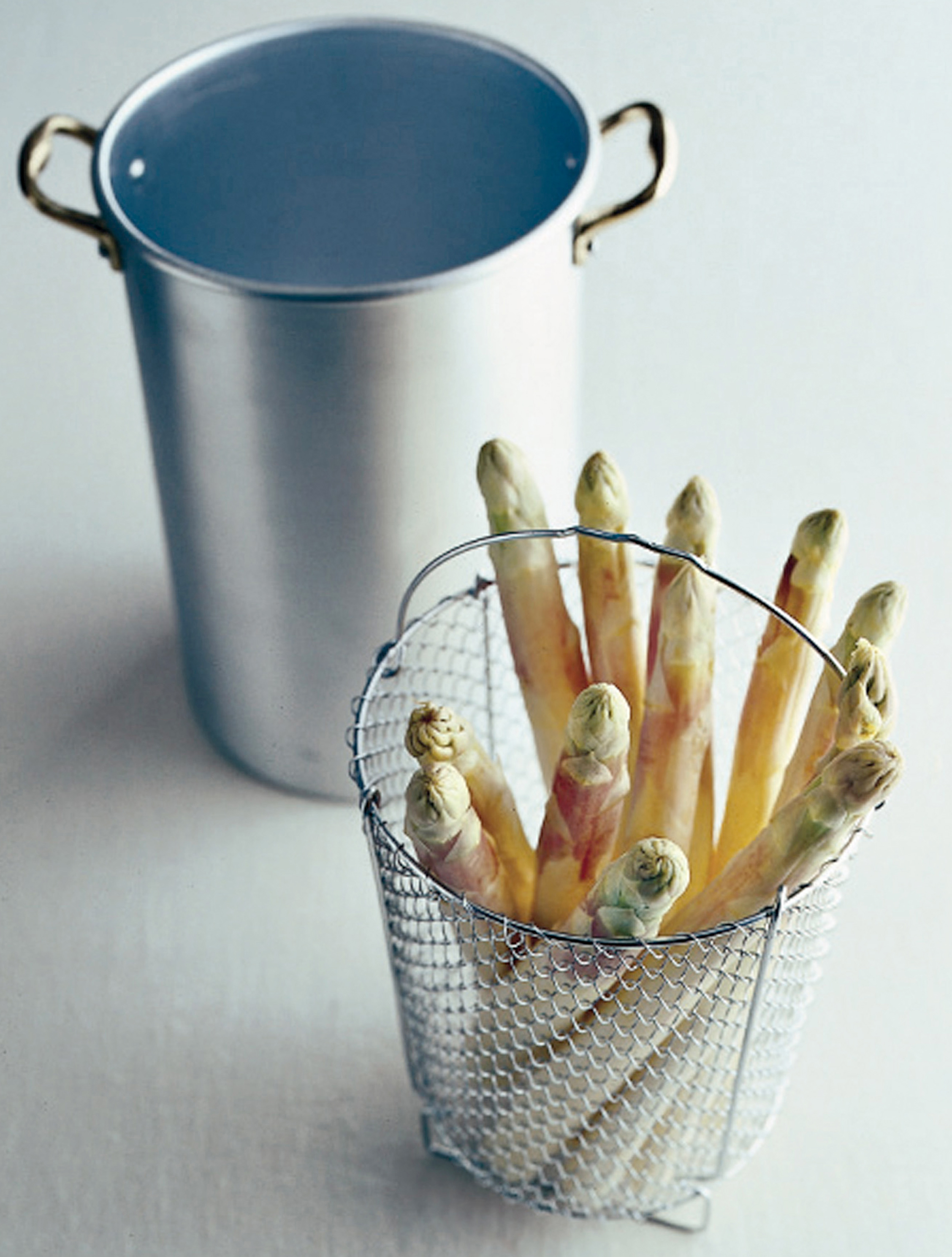 Come pulire e cucinare gli asparagi bianchi | Sale&Pepe