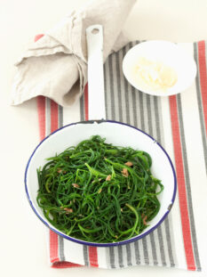 agretti con salsa di acciughe Sale&Pepe ricetta