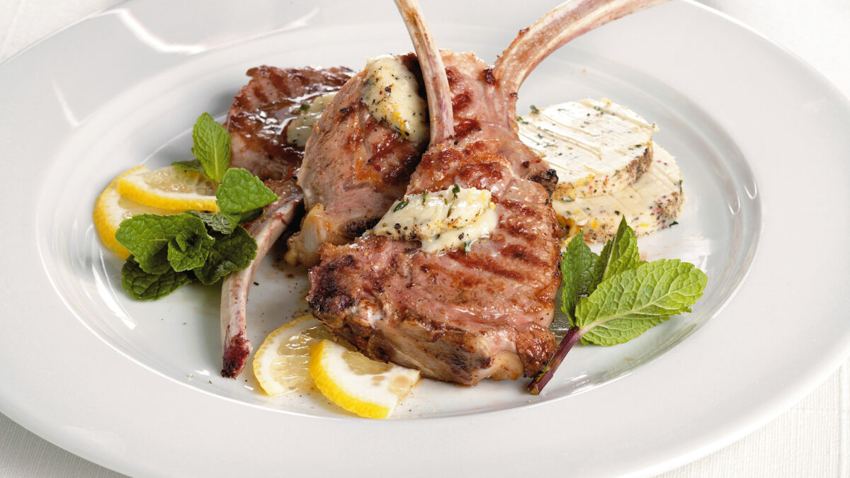 Costolette di agnello con burro alle acciughe