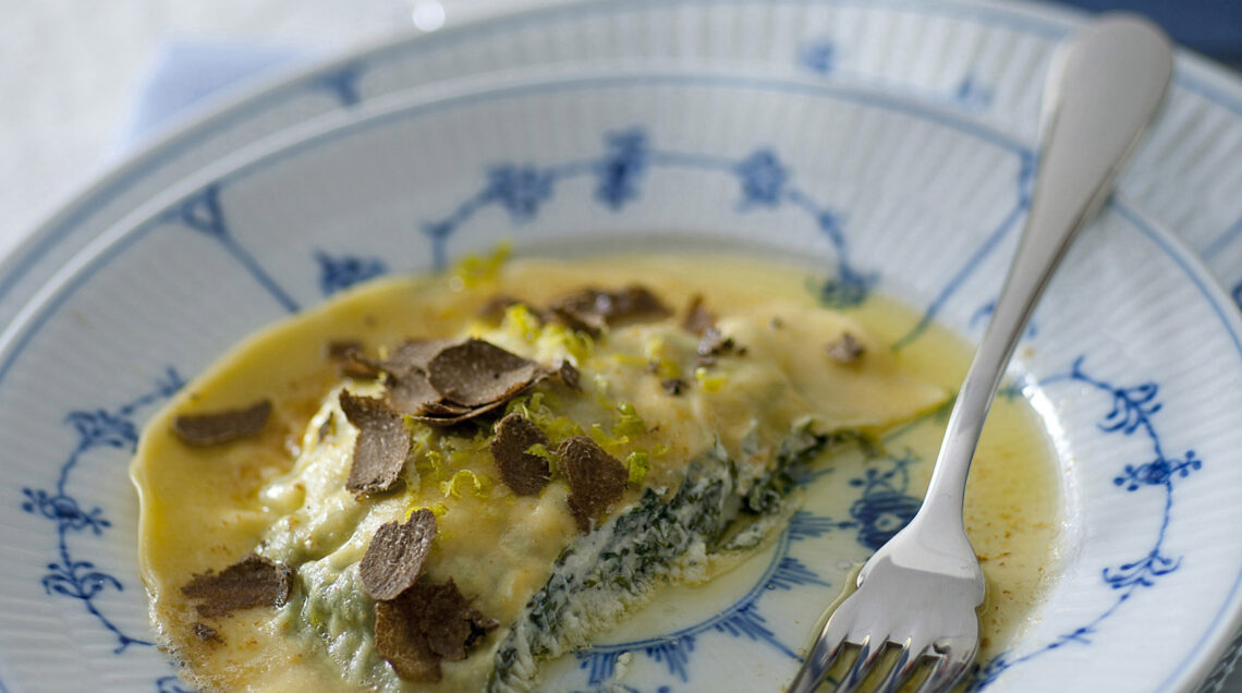ravioloni con erbette e tartufo nero Sale&Pepe ricetta