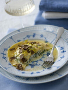 ravioloni con erbette e tartufo nero Sale&Pepe ricetta