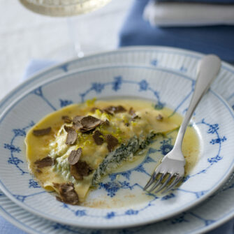 ravioloni con erbette e tartufo nero Sale&Pepe ricetta