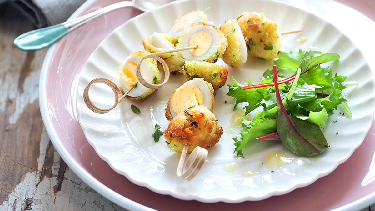Spiedini di uova di quaglia fritte con maionese di carote