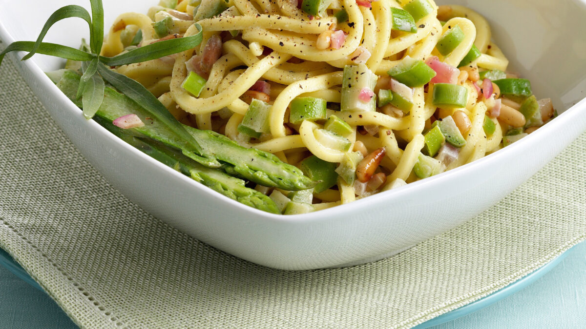 Troccoli con ragù bianco di asparagi e pinoli