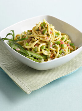 Troccoli con ragù bianco di asparagi e pinoli