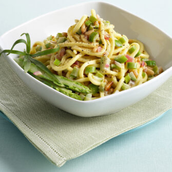 Troccoli con ragù bianco di asparagi e pinoli
