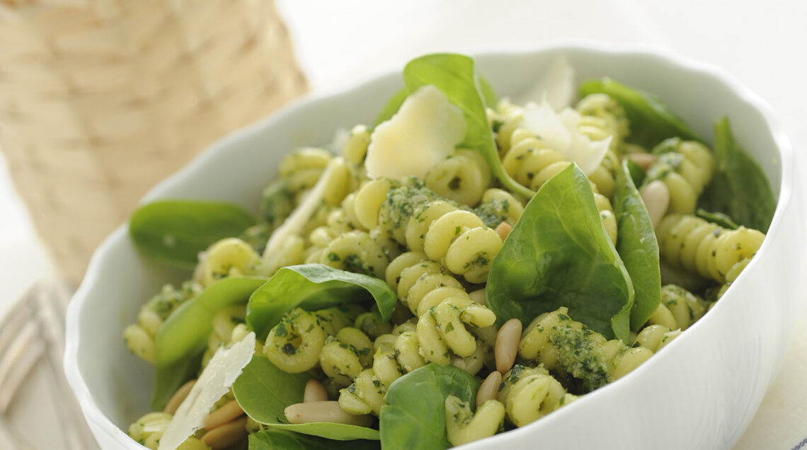 Pasta fredda in verde con pinoli