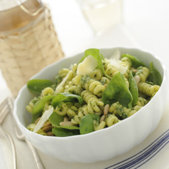 Pasta fredda in verde con pinoli