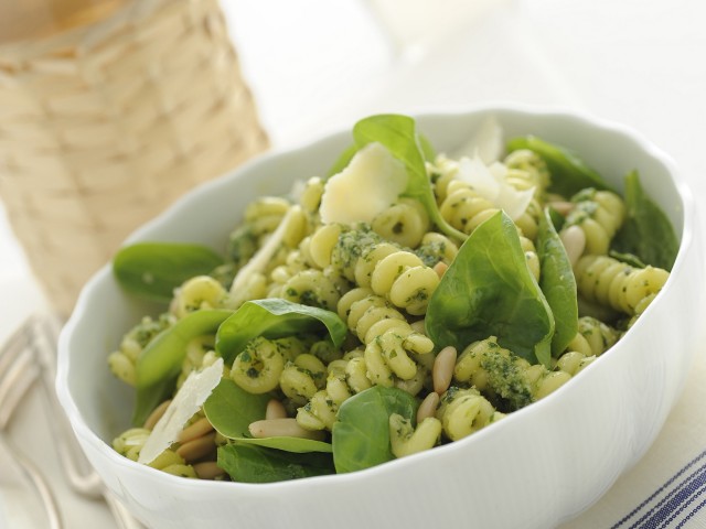 Insalata di pasta allo sgombro con pomodorini e basilico ...