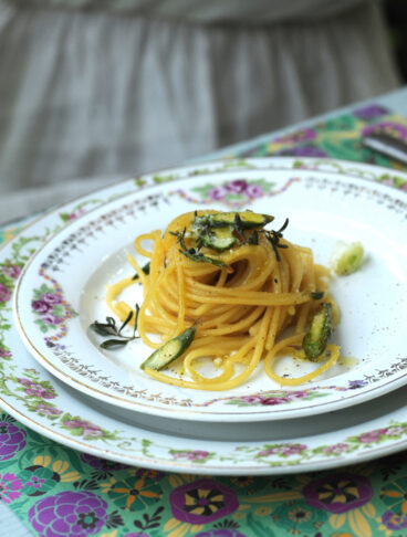 Nidi di pasta gratinata con carbonara di asparagi e timo