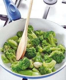 Rotolini di crepes al farro con pesto di broccoletti