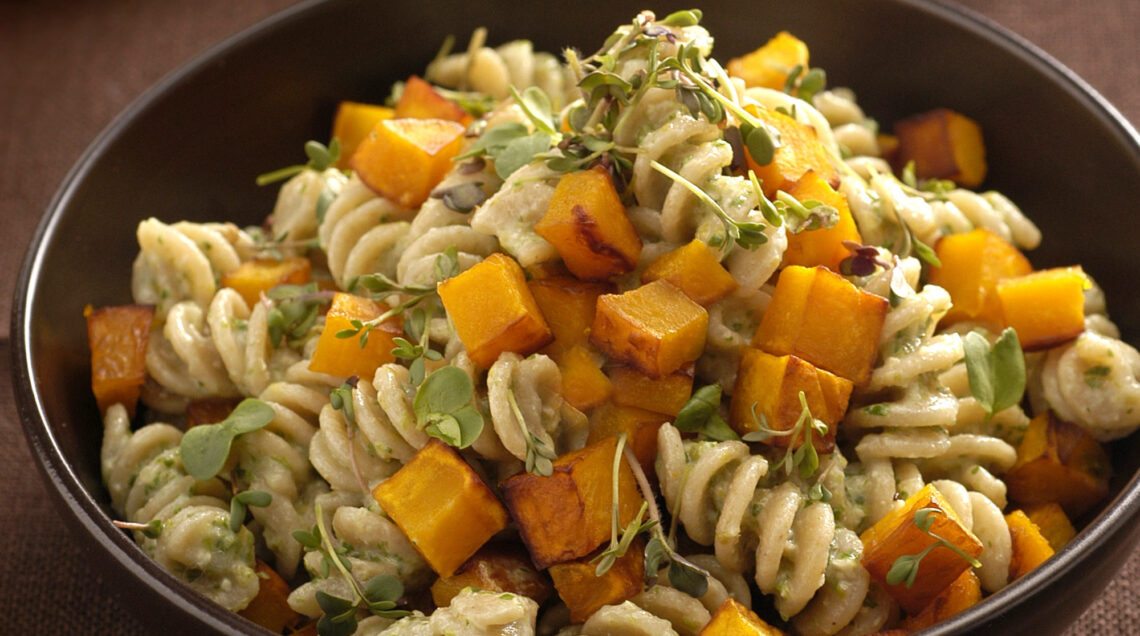 Pasta integrale con pesto di lattuga