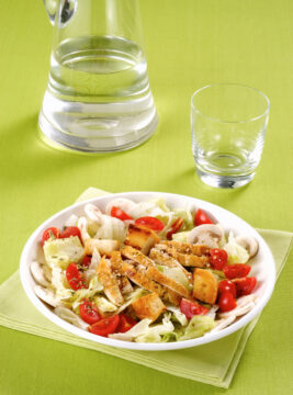 Insalata di pollo con crostini e sesamo