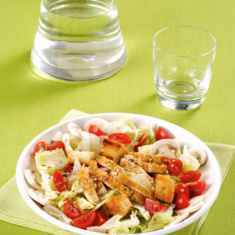 Insalata di pollo con crostini e sesamo